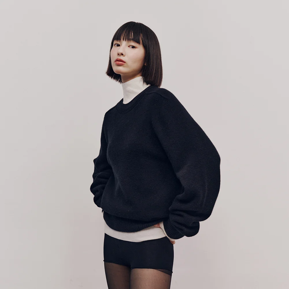 Signature Round Pullover (Black)