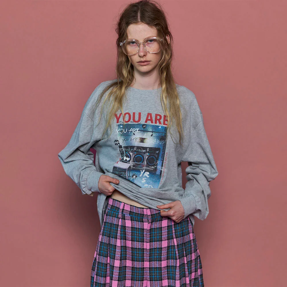 (W) LAUNDRY PHOTO LONG SLEEVE T-SHIRT (GREY)