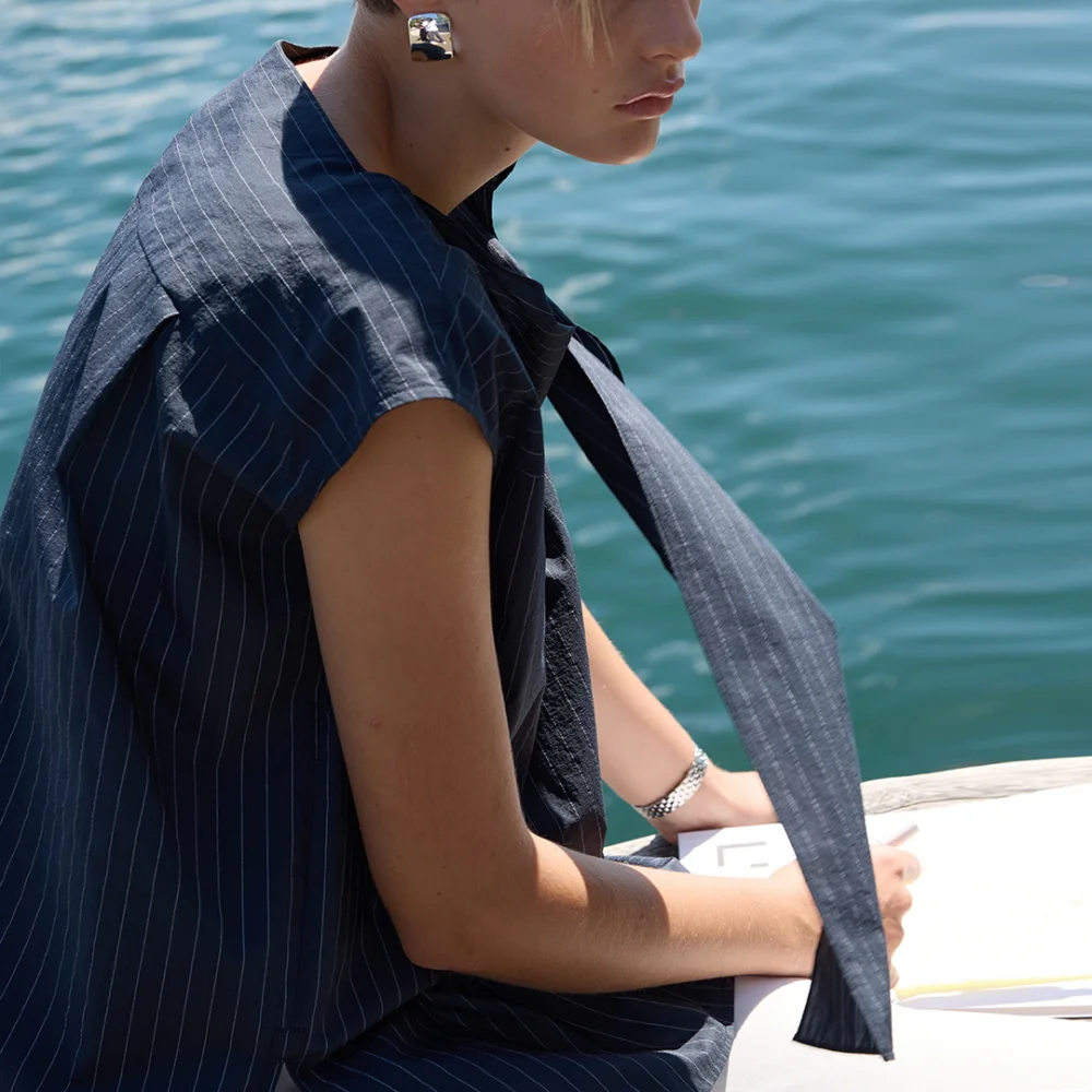 SIDE-TIED SLEEVELESS BLOUSE_NAVY