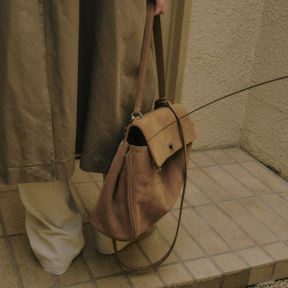 CITY LEATHER FLAP SHOULDER BAG_NUBUCK BEIGE