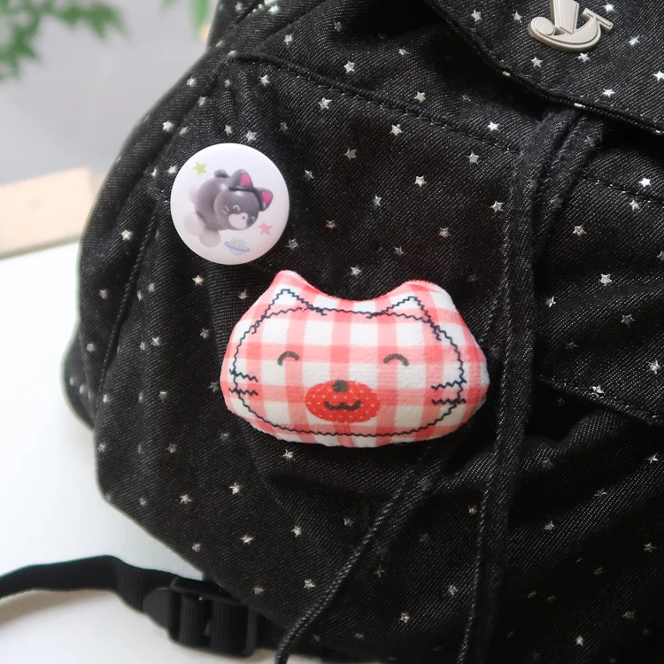 FLUFFY BROOCH - Red check cat