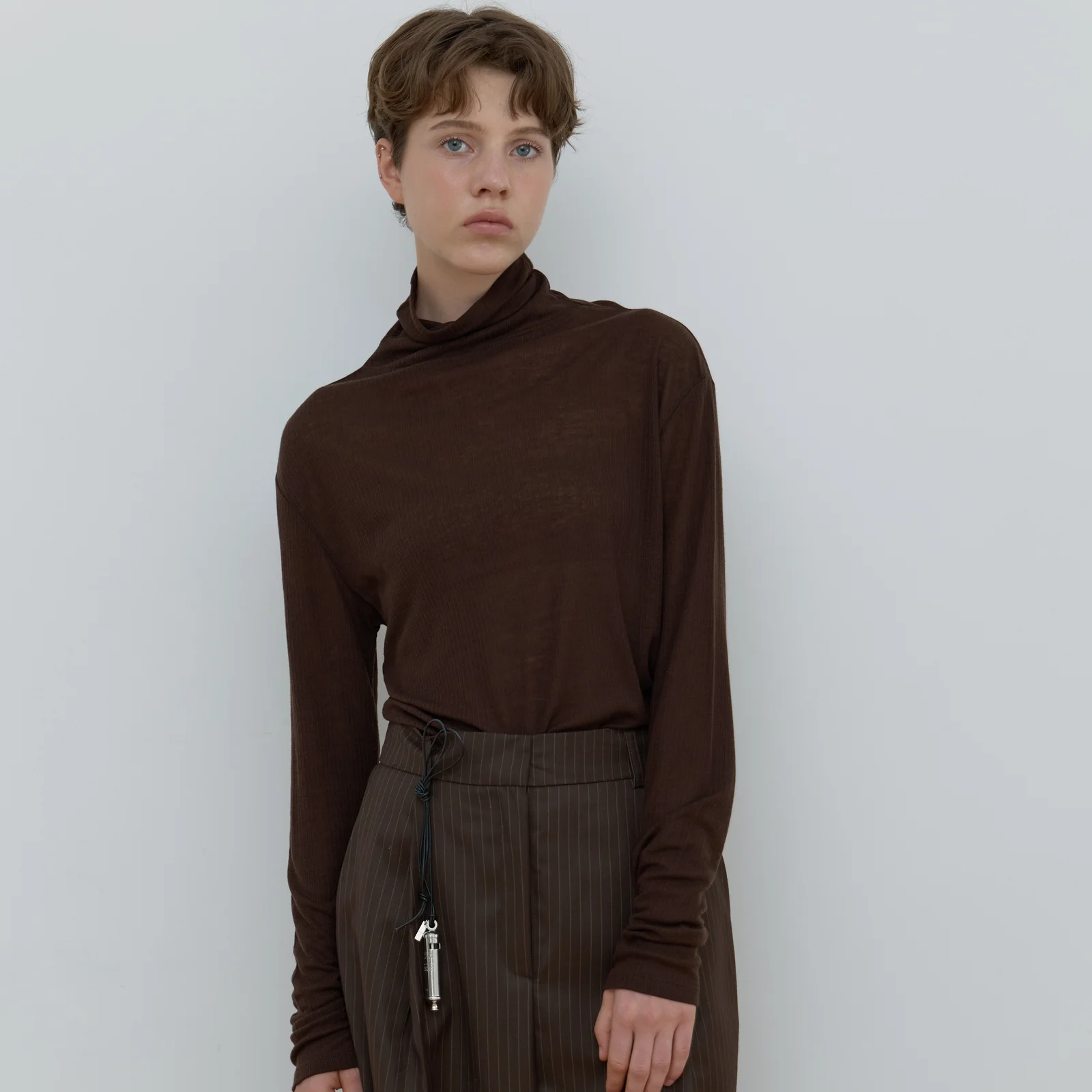 BASIC TURTLE NECK TOP_BROWN