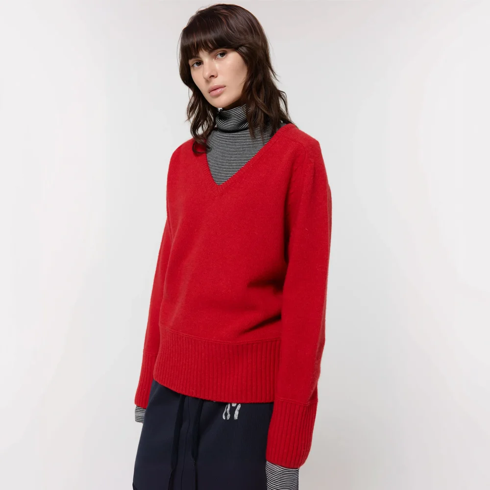 WOOL V-NECK SWEATER / RED