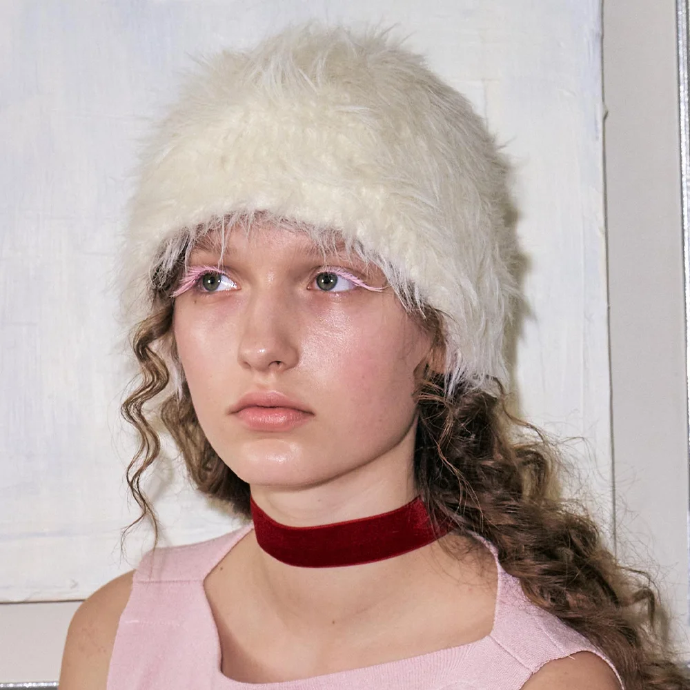 SLEEK HAIRY BEANIE IN CREAM