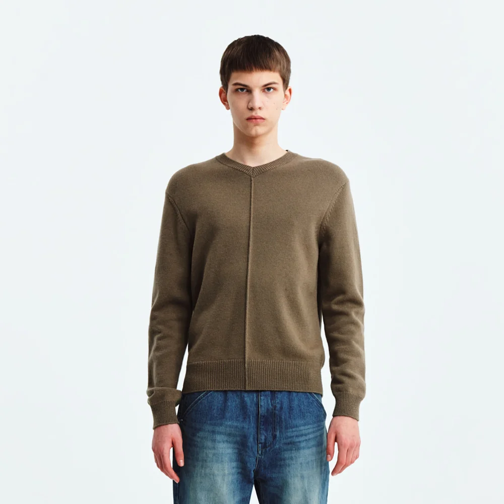 ARM PATCH V NECK PINTUCK PULLOVER FOR MEN IN KHAKI