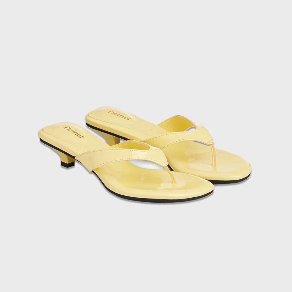 ENAMEL FLIP FLOP IN LIGHT YELLOW