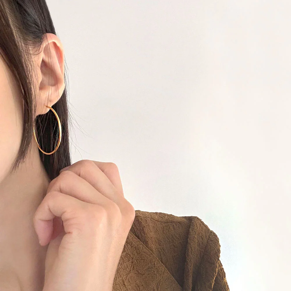 Lee Da-hee 著用 Simple Thin Big Size Ring Earring(gold)