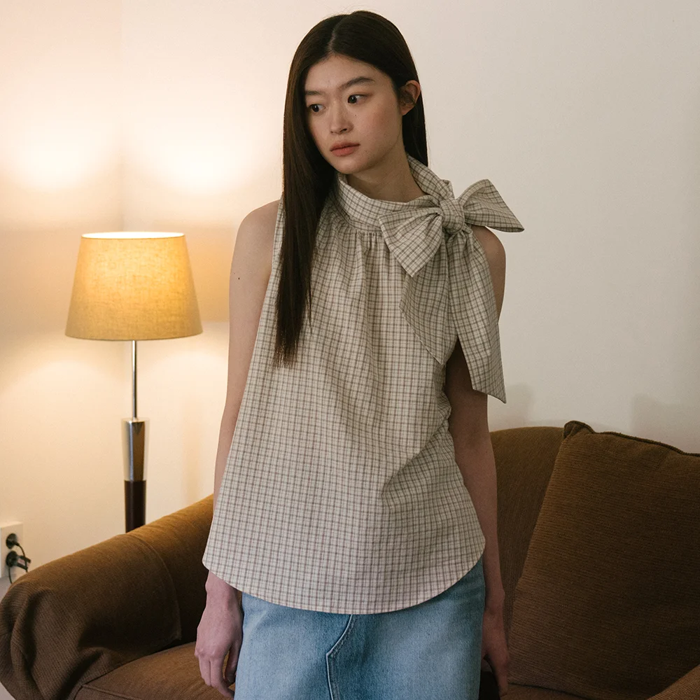 High-neck ribbon sleeveless blouse_ check