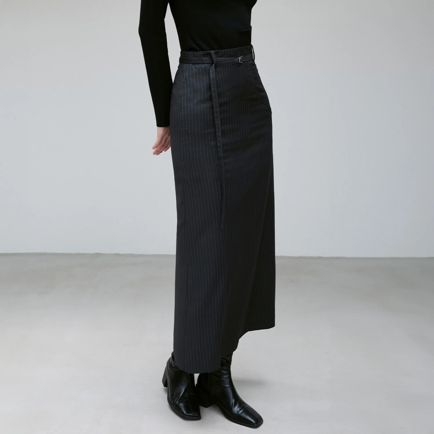 STRIPED BACK-SLIT STRAIGHT SKIRT