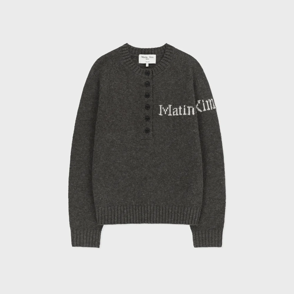 MATIN BUTTON POINT HENLEY NECK LOGO KNIT TOP IN CHARCOAL