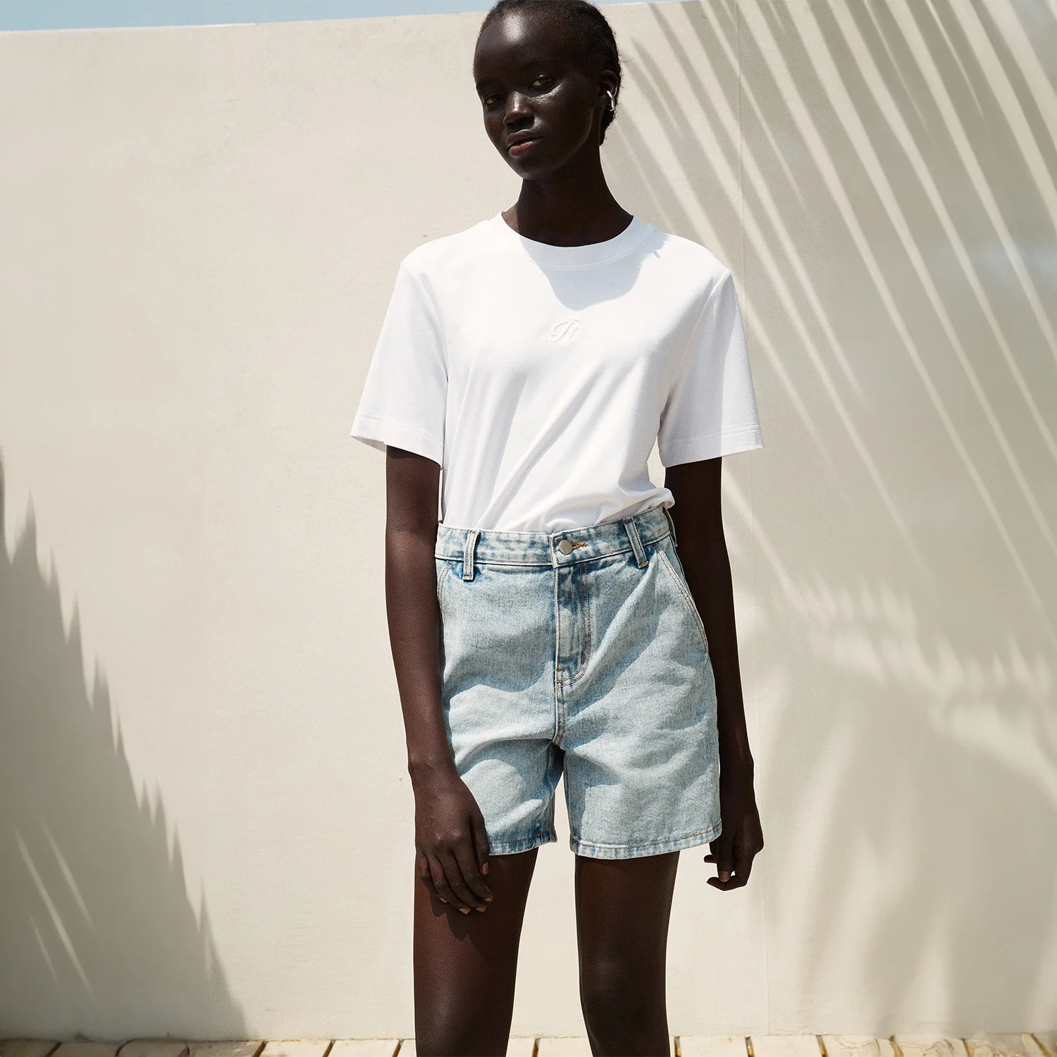 LOGO EMBROIDERED ROUND NECK T SHIRT WHITE