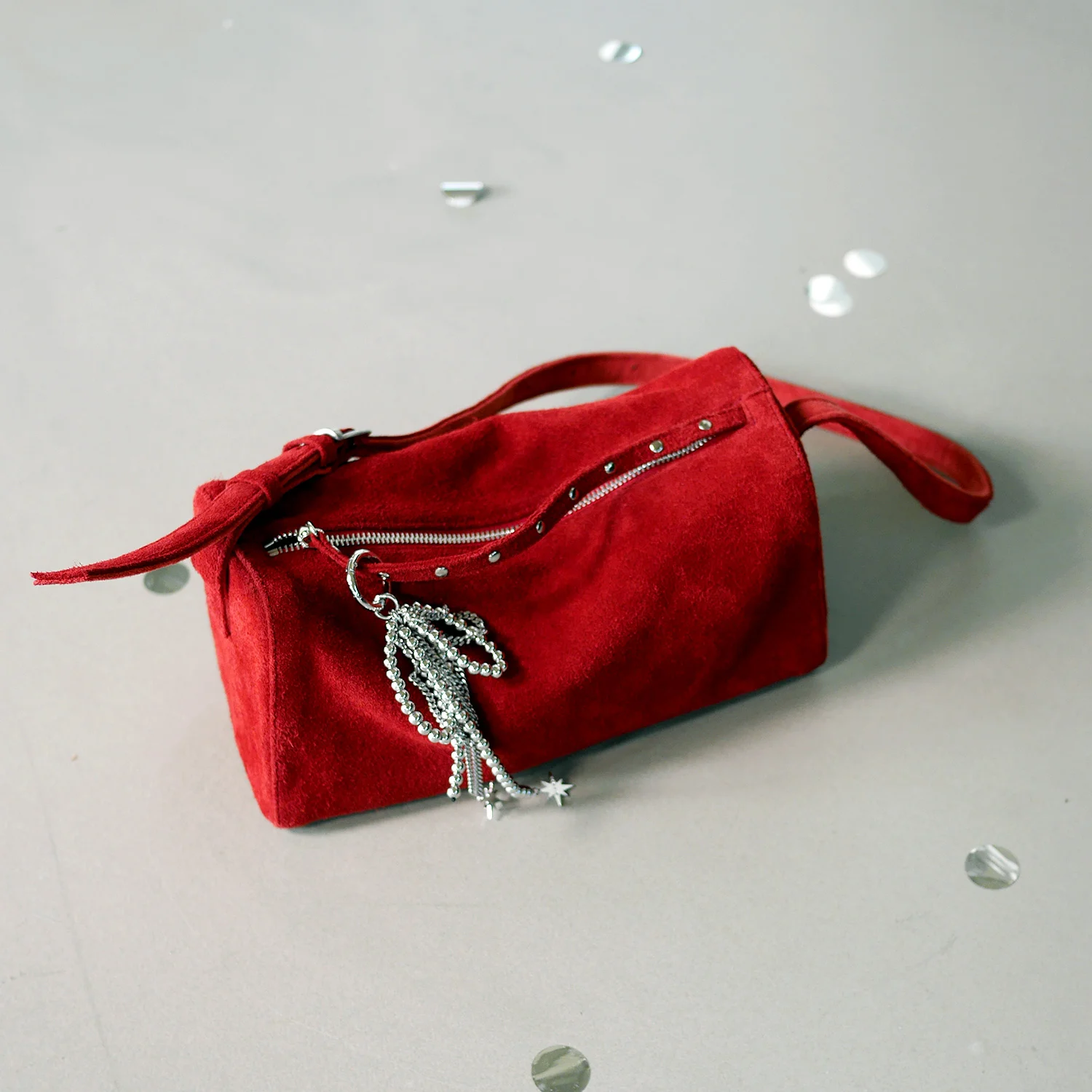 VELVASTUD BRICK BAG / RED