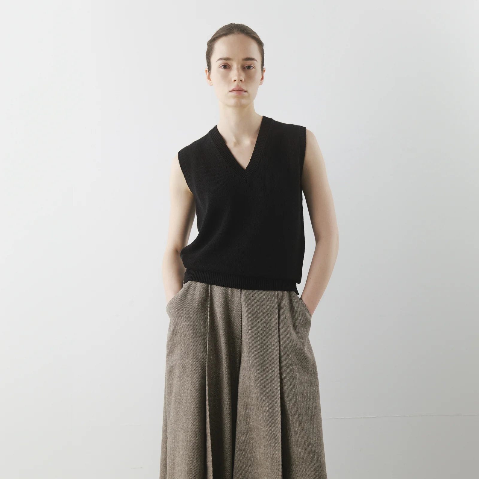 V-neck Sleeveless Knit in Black