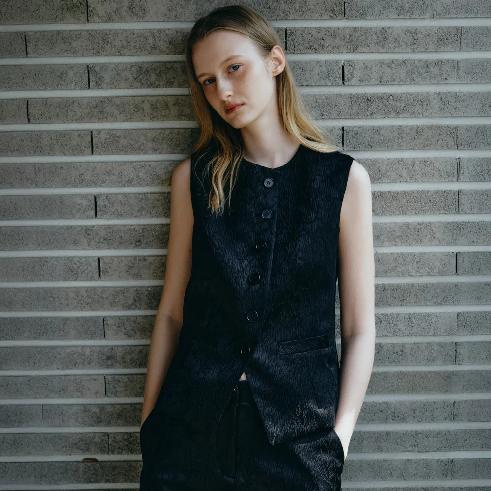 GLOSSY FLORAL JACQUARD VEST / BLACK