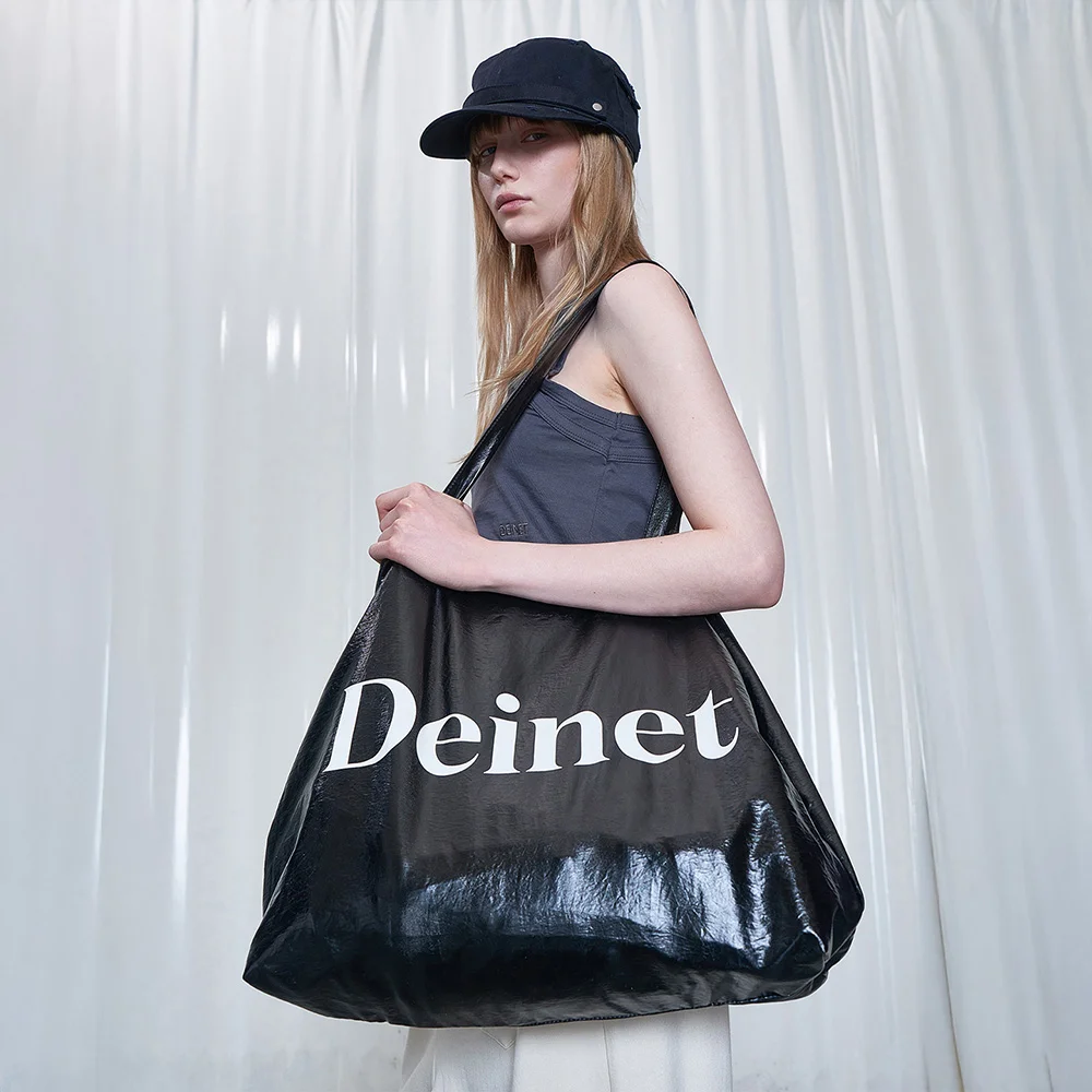 ESSENTIAL LOGO SHOULDER BIG BAG IN BLACK