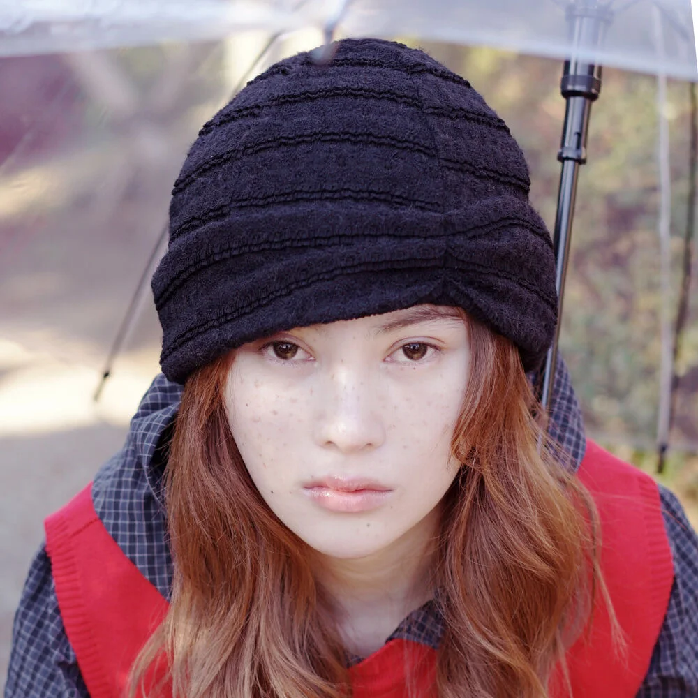 FRILL PINCH BEANIE IN BLACK