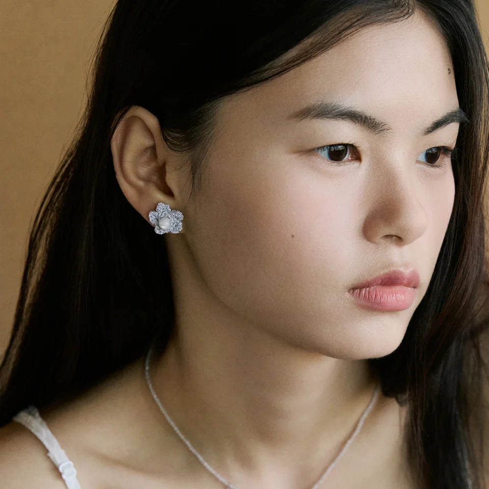 Shining silver bloom knit earring