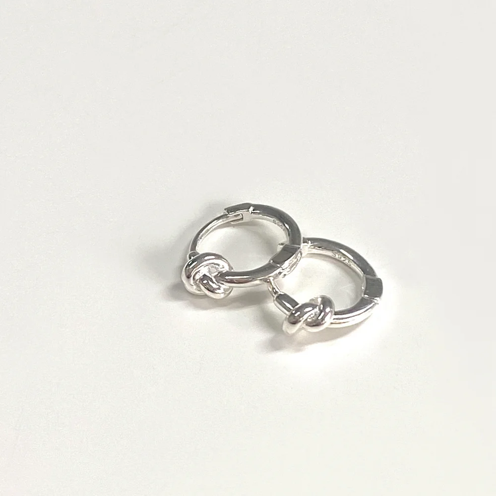 Yumi Lee,薛仁雅,Jang Hee-ryung,Jangdaa,Jin Ki-joo,Jun Mido,Jo Yi-hyun,Kim Si-eun,Lim Se-mi 著用 Knot Earring