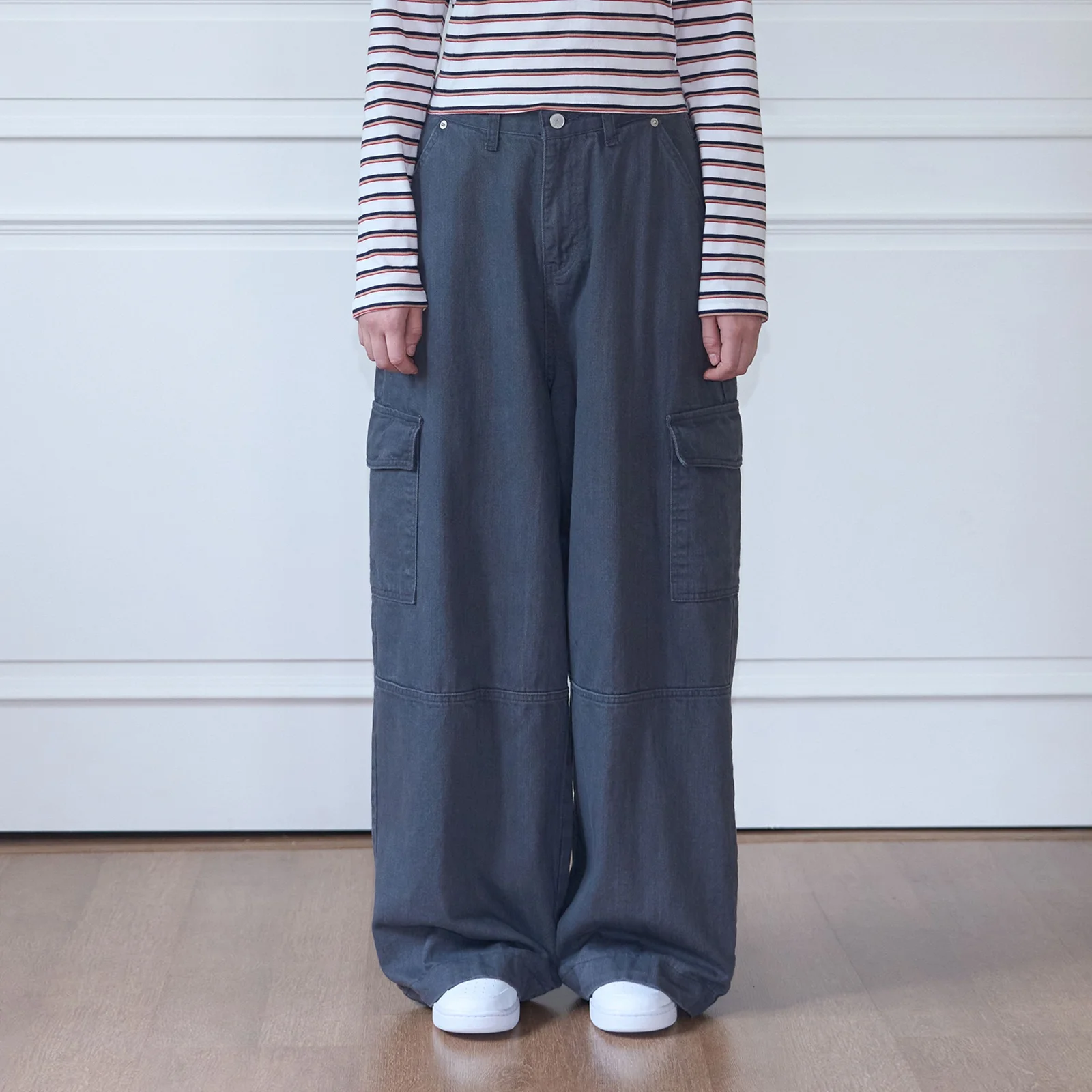 Stone Cargo Wide-Leg Pants (charcoal)