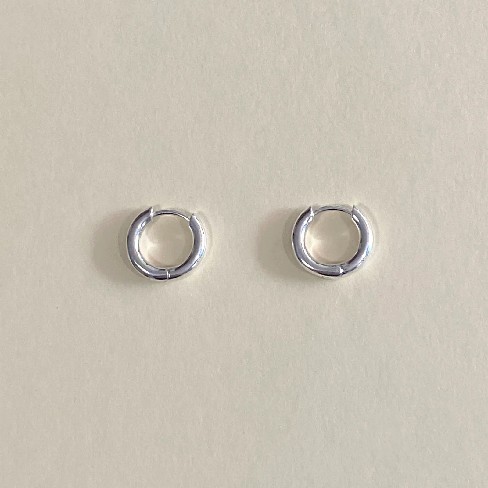 Jang Hee-ryung 著用 Basic Mini Bold Ring Earring