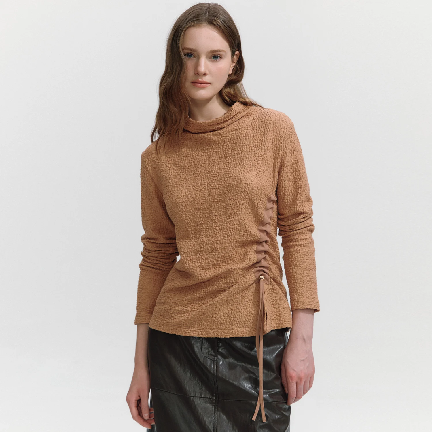 Crinkle Mock-Neck Drawstring T-blouse LIGHT BROWN