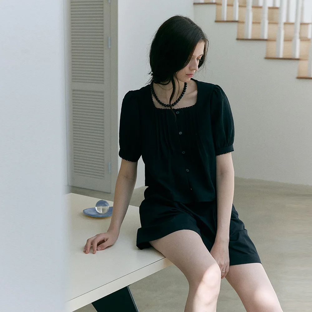 TRIMMING PINTUCK BLOUSE (moat black)