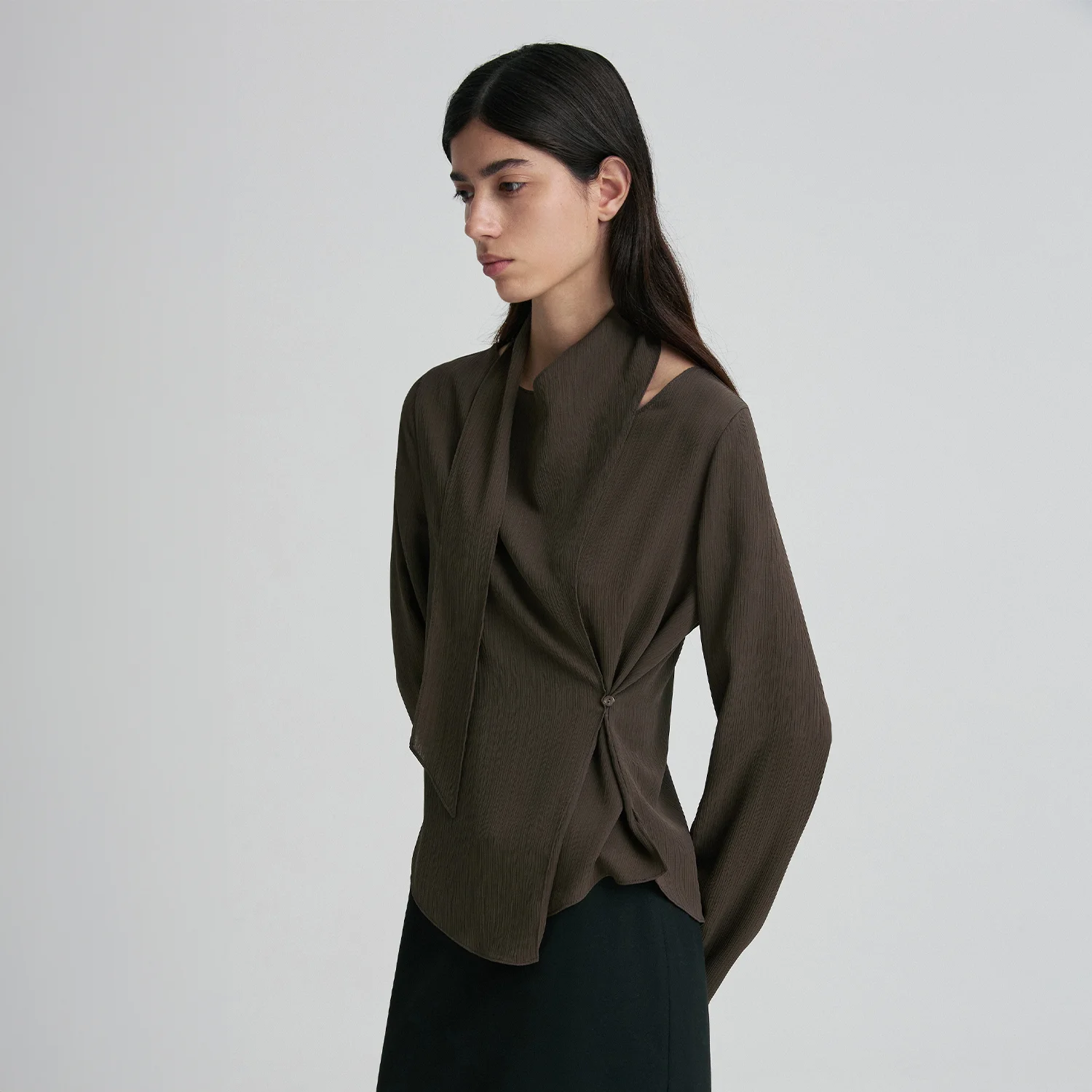 SCARF-NECK SIDE-BUTTON BLOUSE TRUFFLE