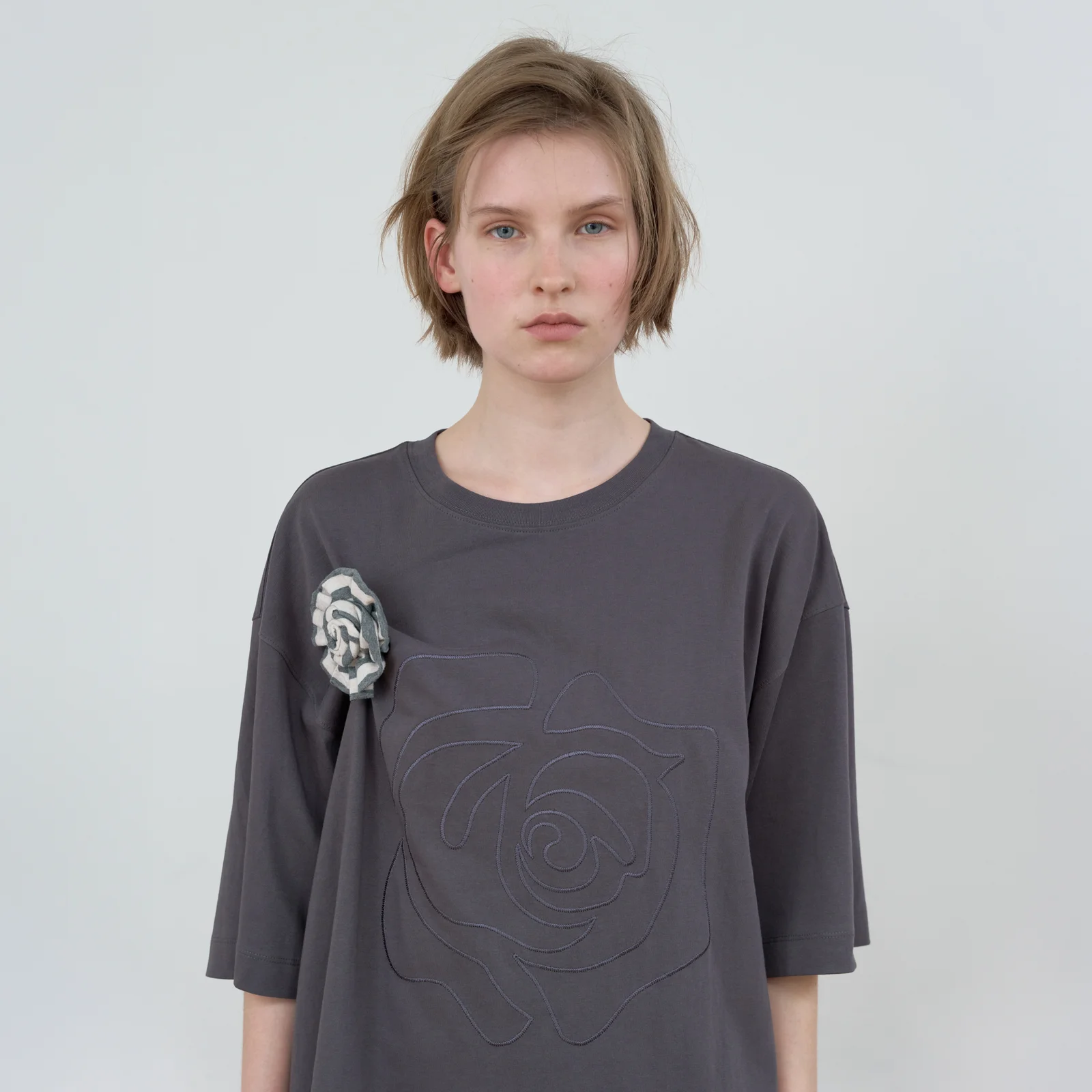 ROSE PATCH T-SHIRT_CHARCOAL