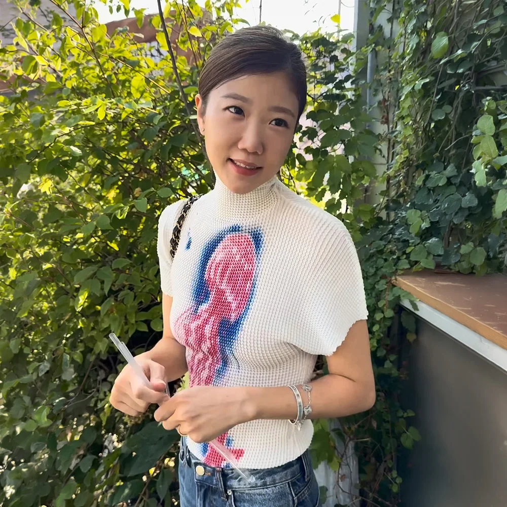 PLEATED GRAPHIC T-SHIRT IN WHITE