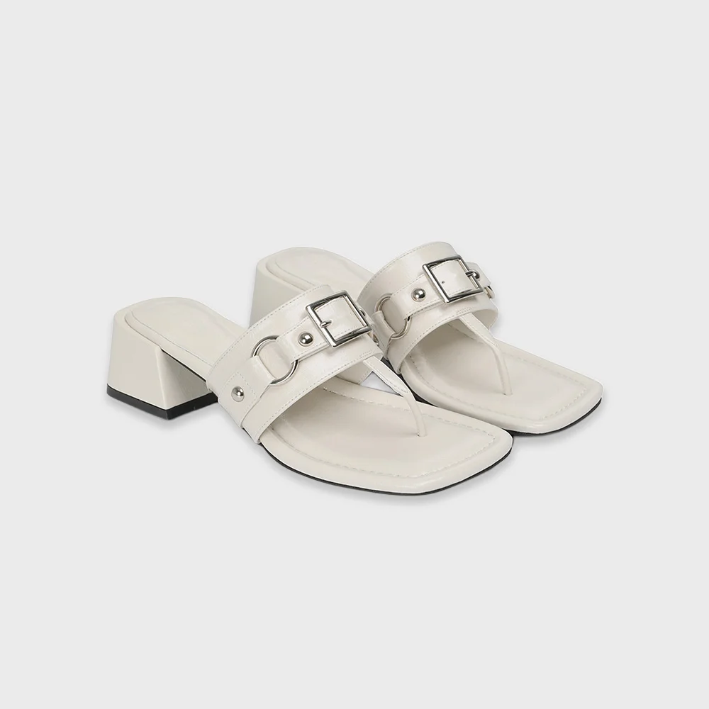 STUD SQUARE FLIP FLOP IN WHITE