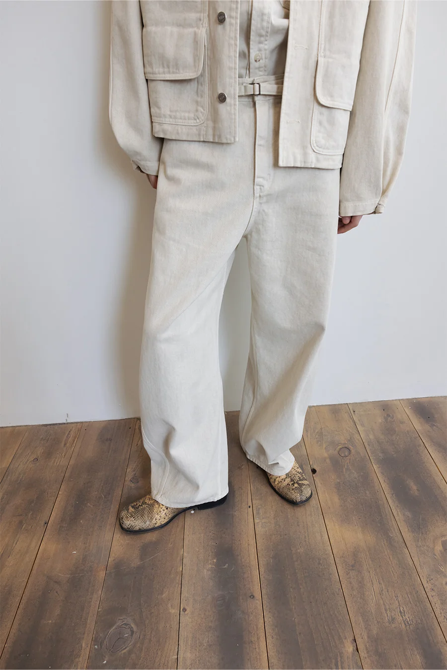 GARMENT-DYED CURVED JEANS