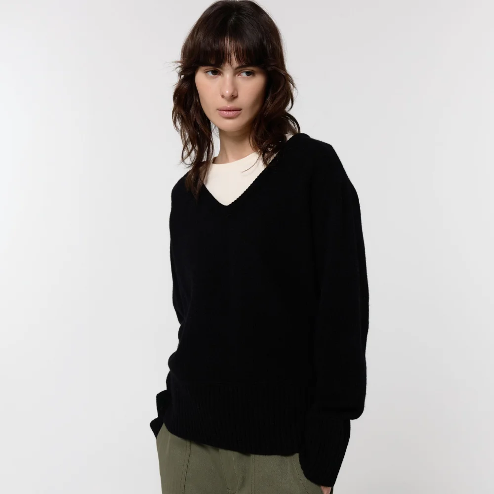 WOOL V-NECK SWEATER / BLACK