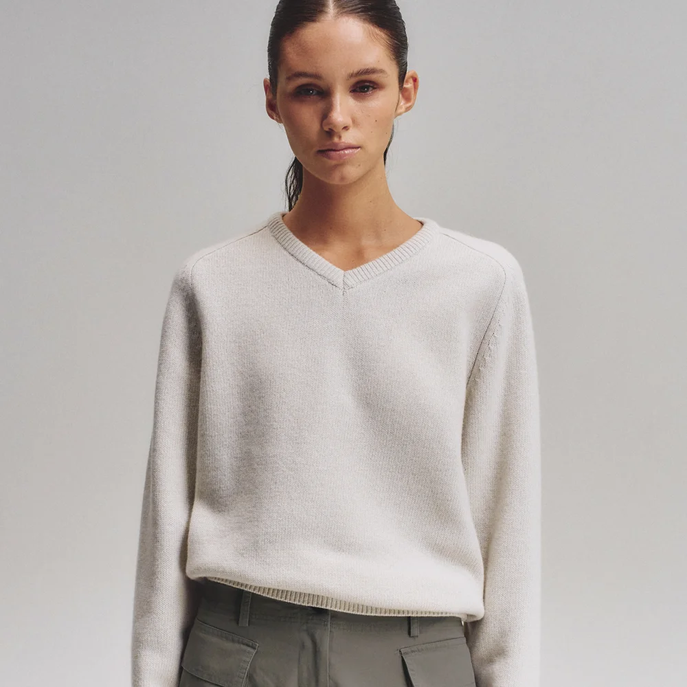 Classic cash v-neck knit (light gray)