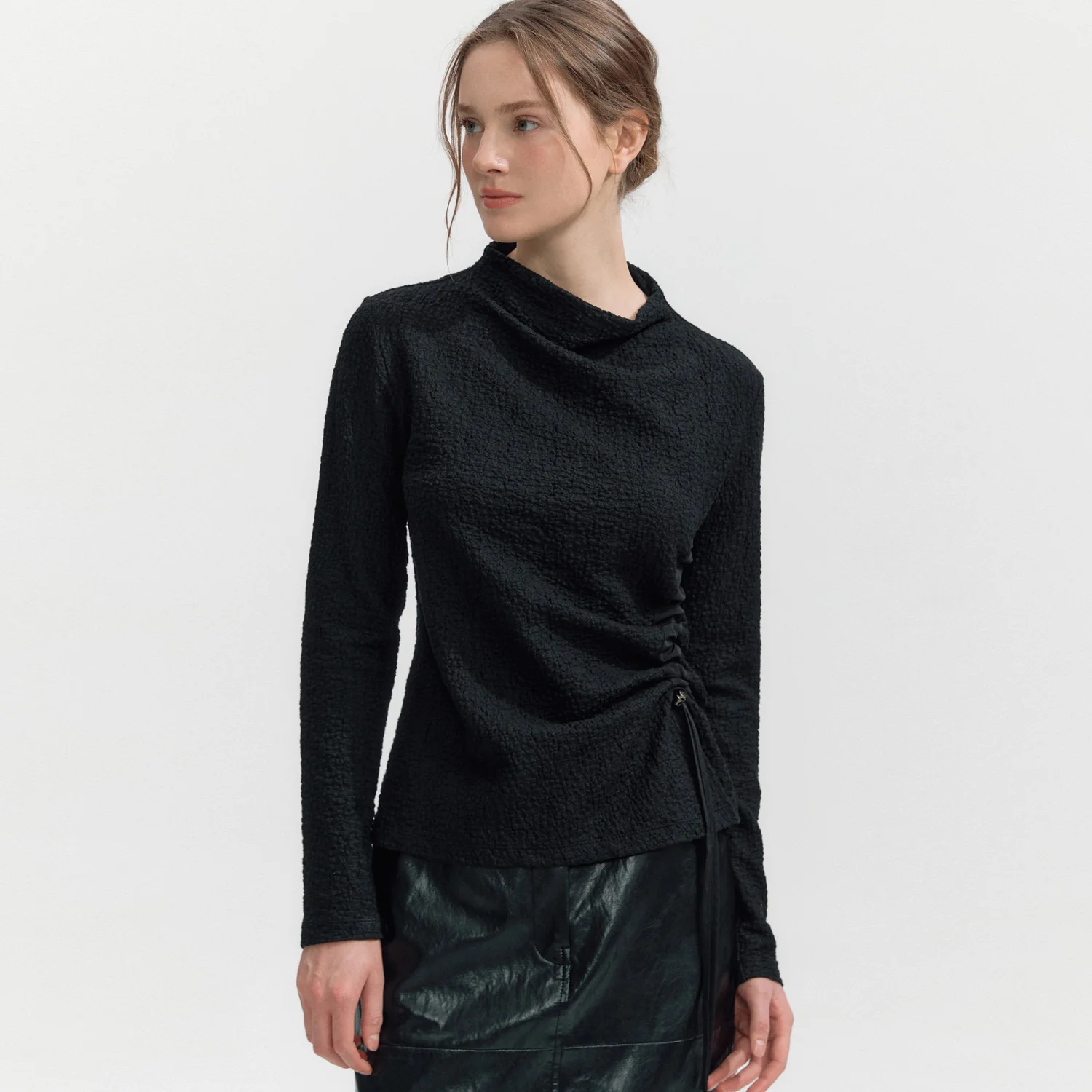 Crinkle Mock-Neck Drawstring T-blouse BLACK