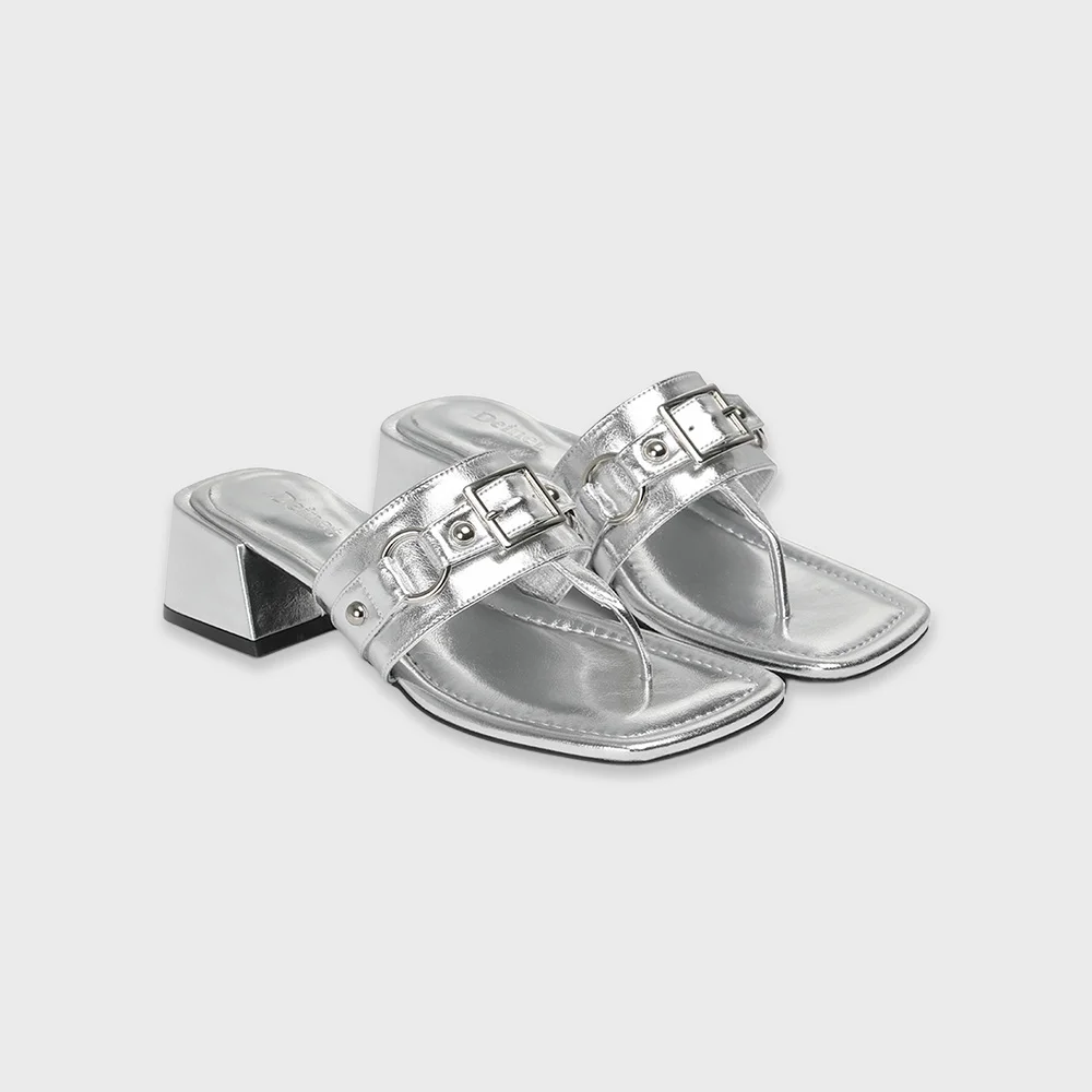 STUD SQUARE FLIP FLOP IN SILVER
