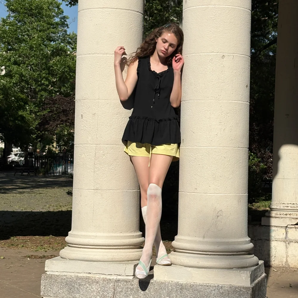 Minimal Sleeveless Blouse (Black)