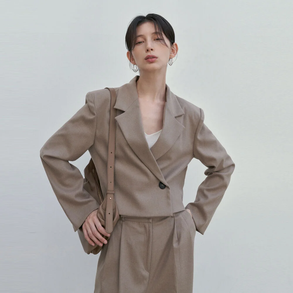 ONE BUTTON SET-UP CROP JACKET_BEIGE