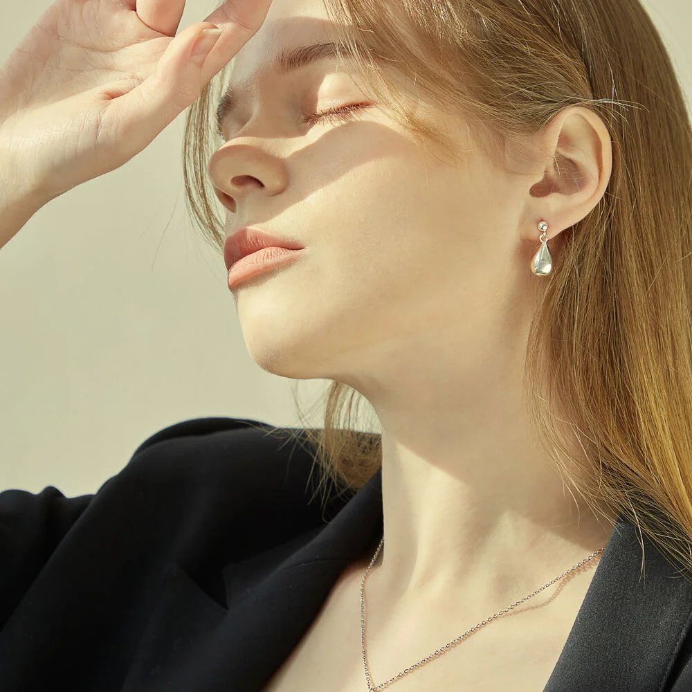 Bang Hyo-rin 著用 Bold Water Drop Pendant Earring