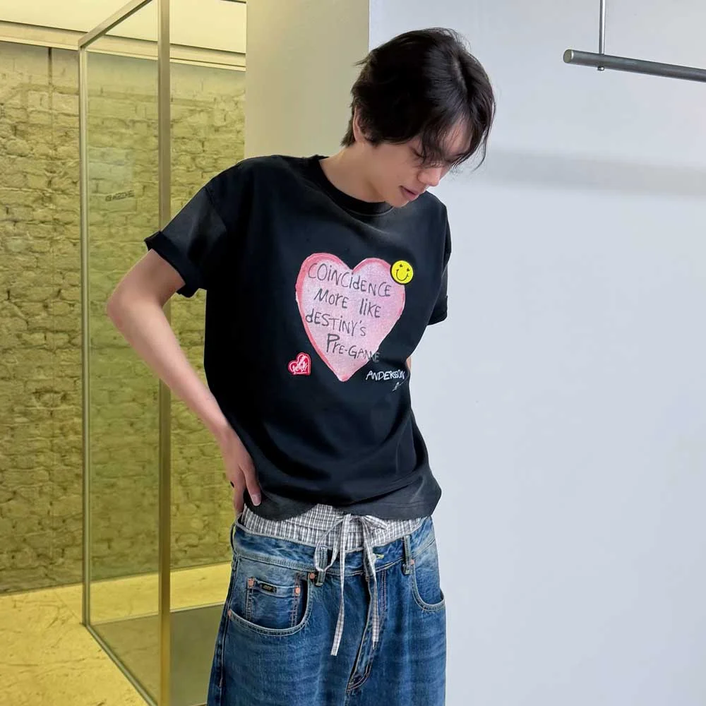 (ESSENTIAL) UNISEX SPRAY WASHED HEART MESSAGE T-SHIRT atb1432u(BLACK)