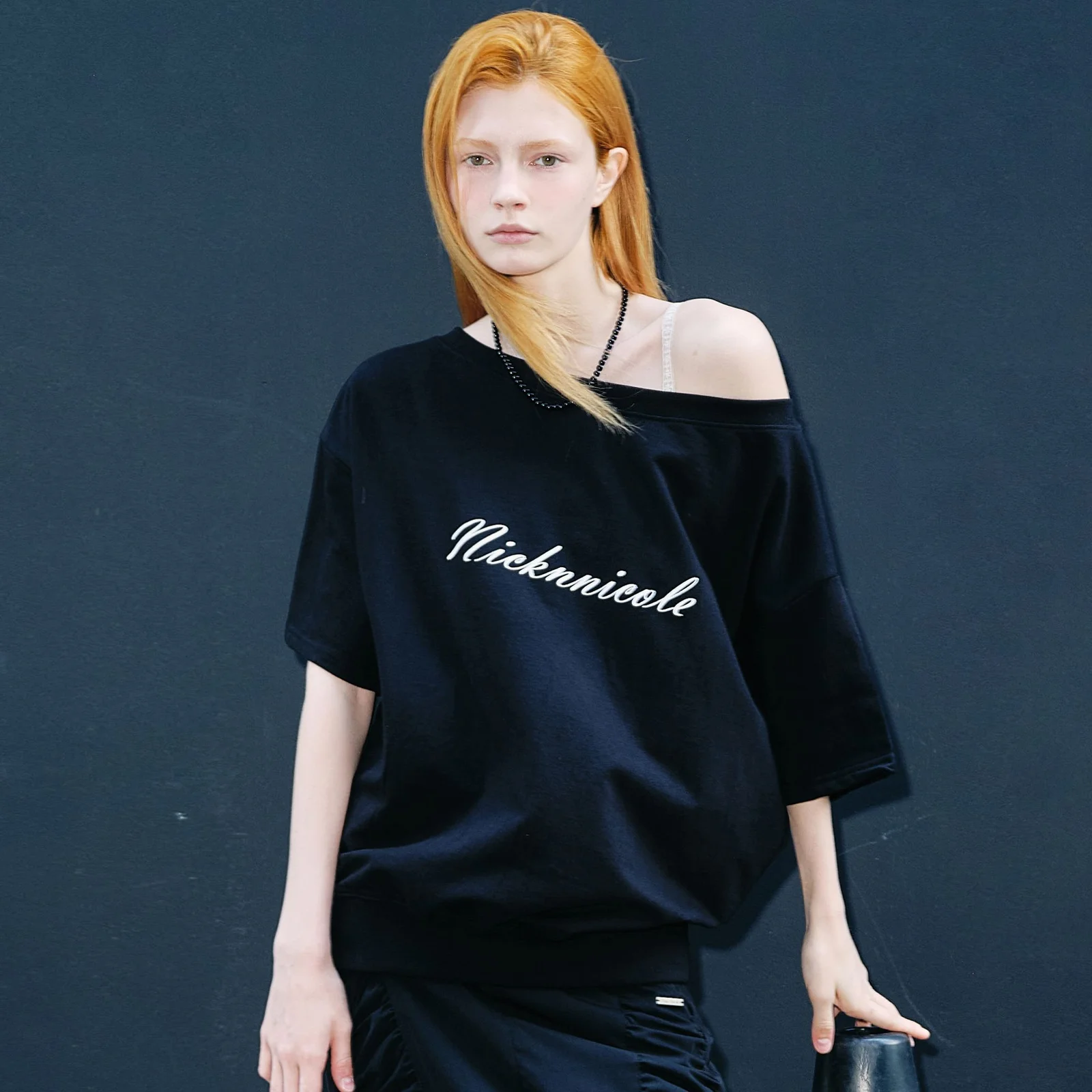 OFF SHOULDER LETTERING SWEAT TOP_BLACK