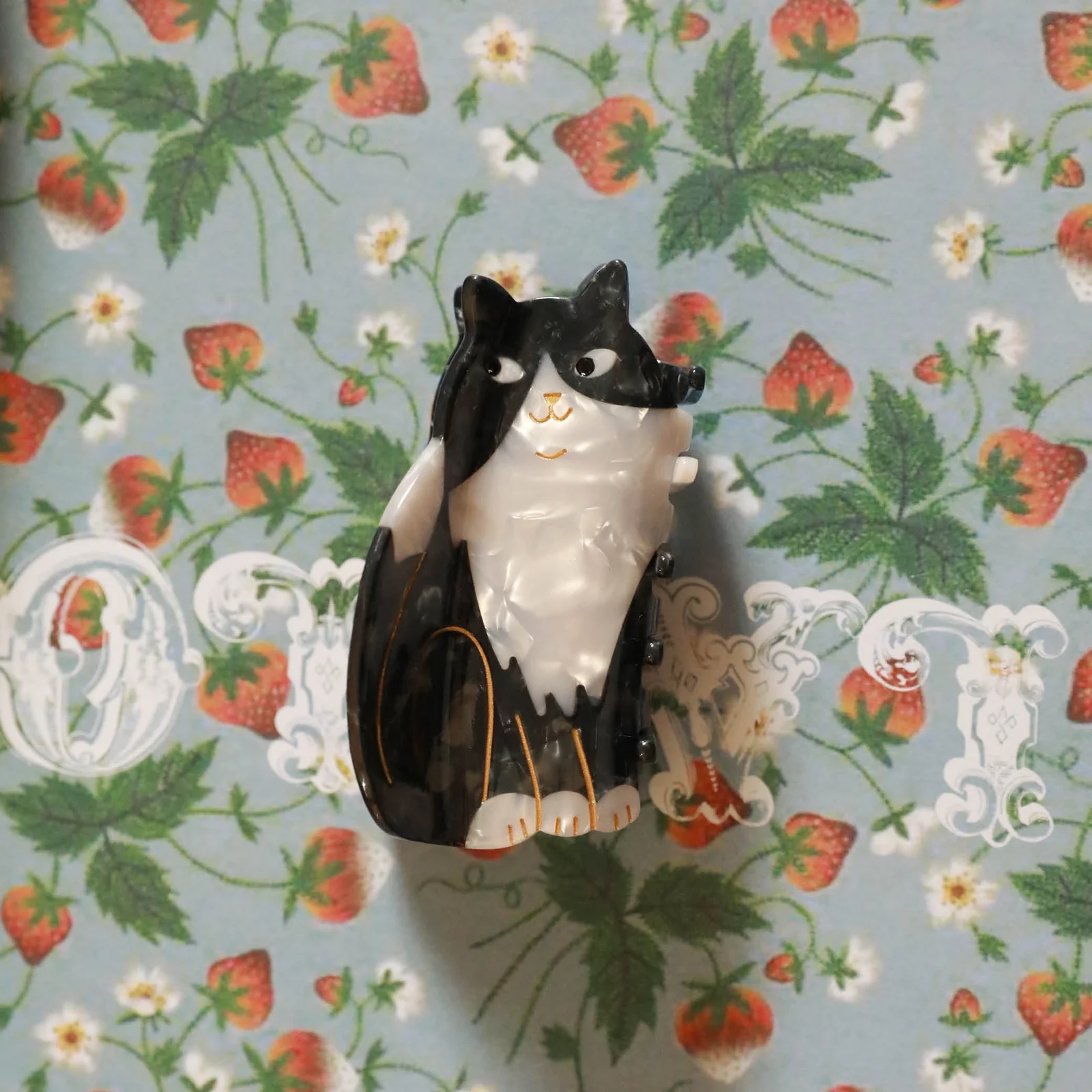Black & White Cat Hair Claw