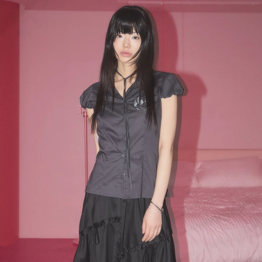 RIBBON TIE ROSE PUFF SHIRT CHARCOAL