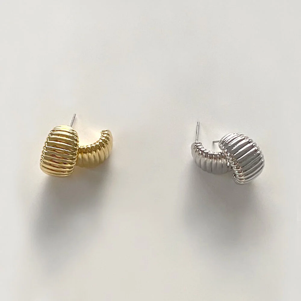 Kim Jieun 著用 Bold Layered Curve Earring