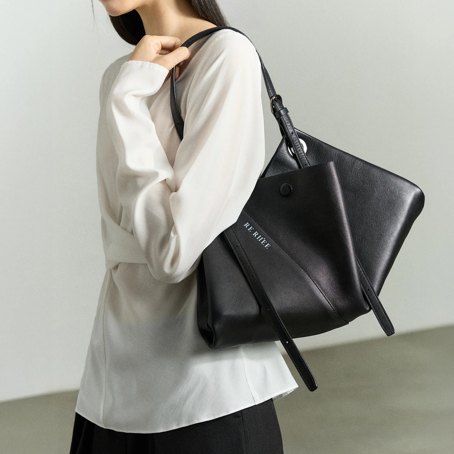 ADJUSTABLE STRAP LEATHER BAG BLACK