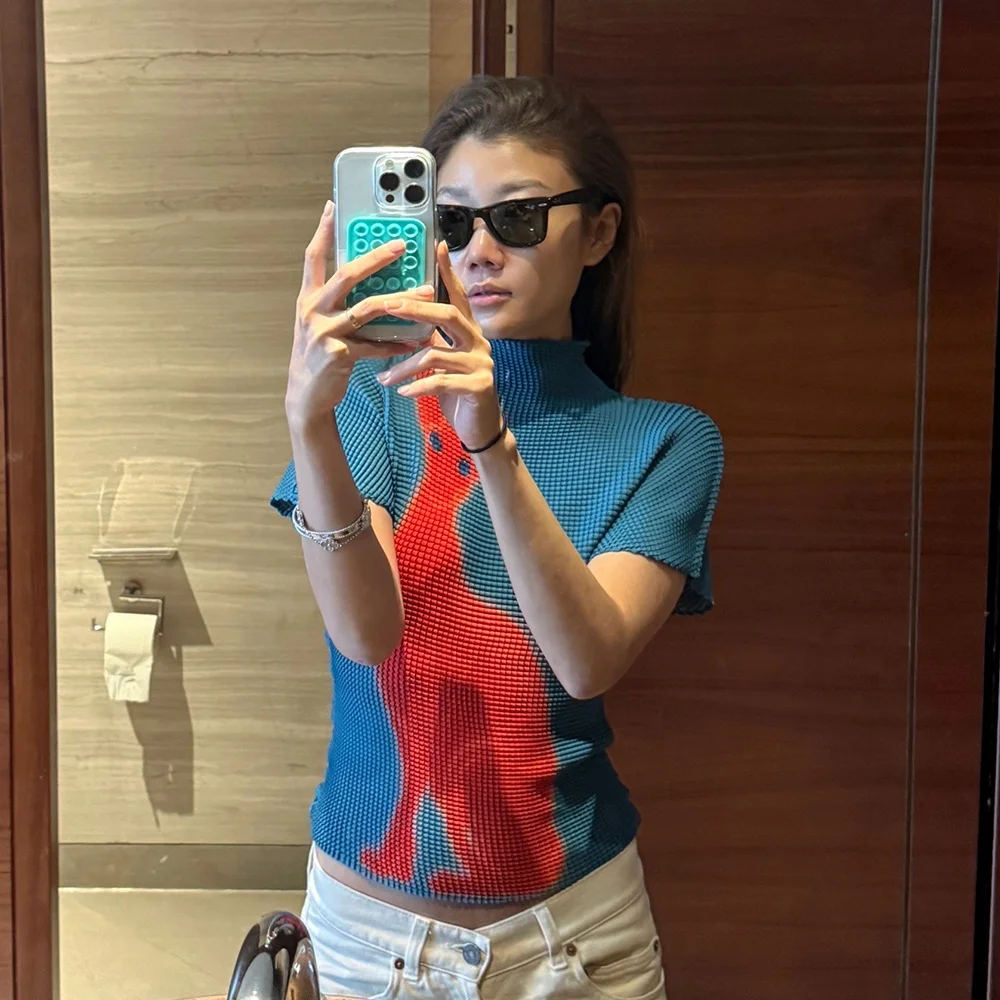 PLEATED GRAPHIC T-SHIRT IN BLUE