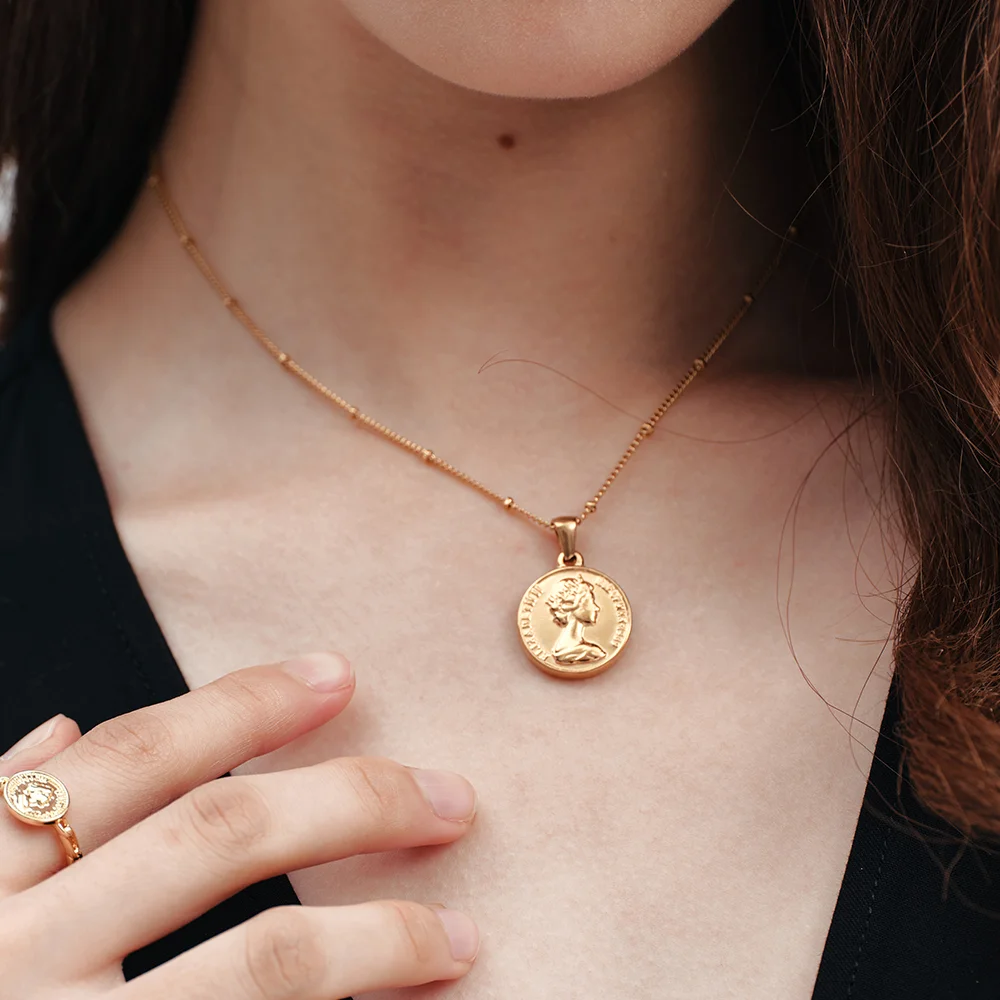 Medallion 18k necklace