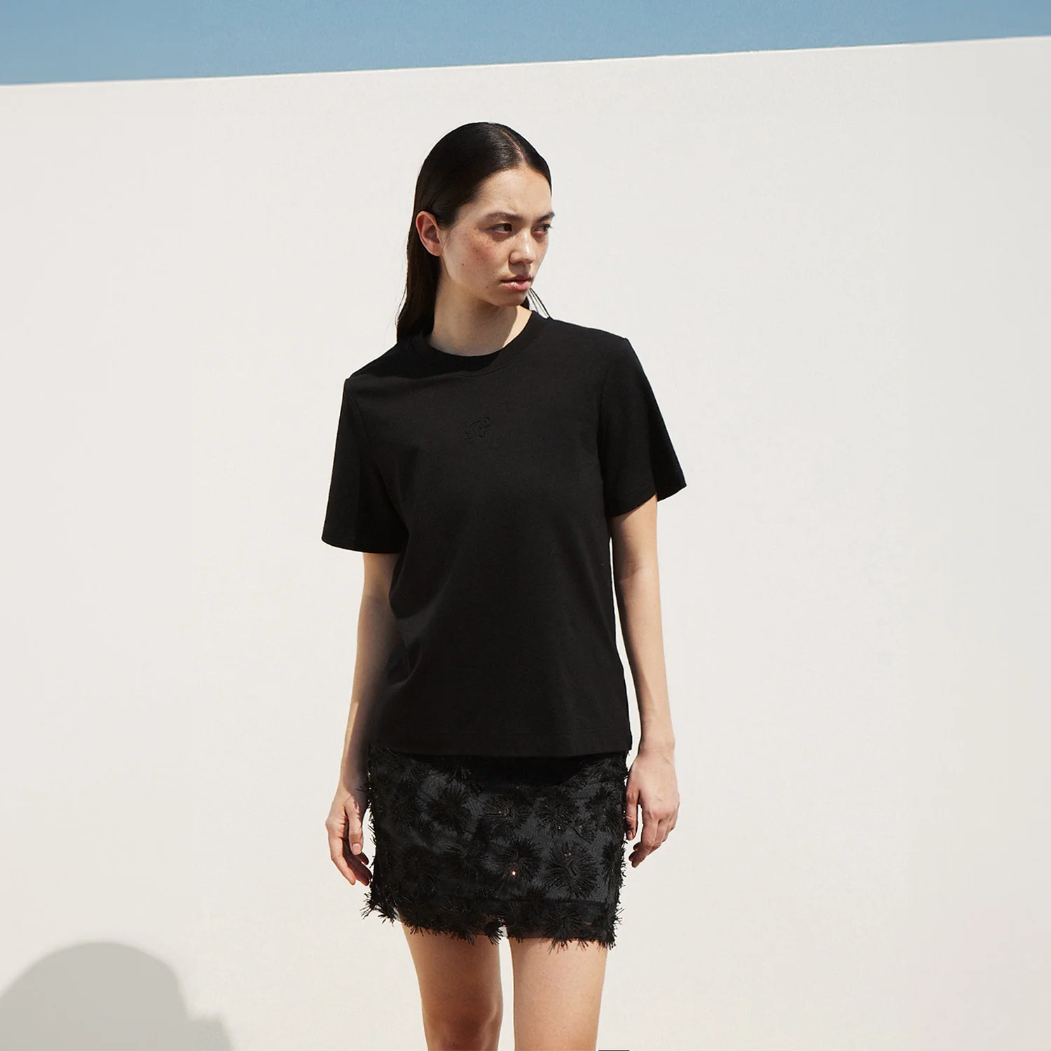 LOGO EMBROIDERED ROUND NECK T SHIRT BLACK