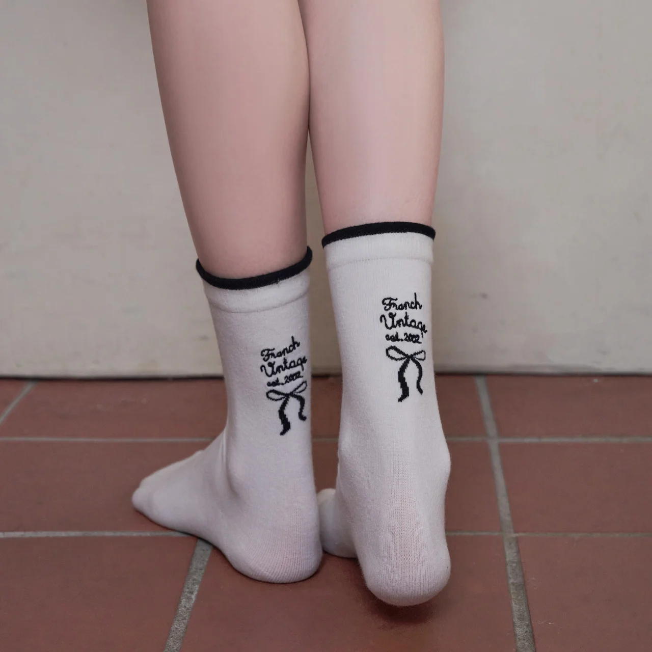 女王 蝴蝶結 刺繡 中筒 襪 2color