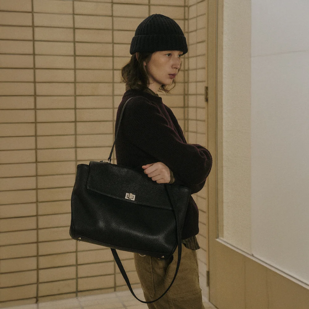 CITY LEATHER FLAP SHOULDER BAG_BLACK