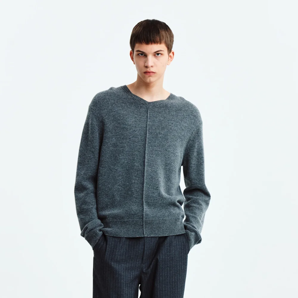 ARM PATCH V NECK PINTUCK PULLOVER FOR MEN IN DARK GREY